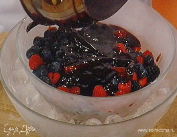 Ягоды выложить в миску, которую поместить на ледяную баню. Так ягоды останутся максимально свежими. Залить горячим сиропом