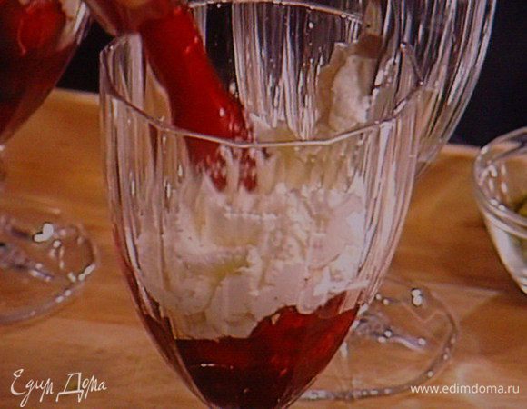 или взбитыми с яичным ликёром сливками...