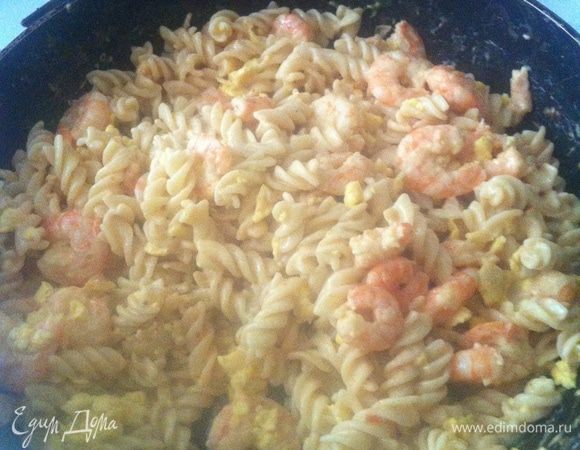 Далее в сковородку с креветками добавляем  сливки, приправы, соль. После этого добавляем  вареные   Фузи́лли и готовые яйца, все это мешаем и оставляем томиться 5-6 мин.