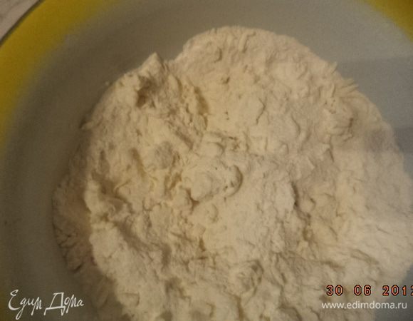 Перемешать муку, сахар и ванильный сахар. Прибавить нарезанное кубиками сливочное масло, порубить всё ножом и перетереть в крошку. 
Прибавить 2 яйца и замесить тесто. Положить на 30 минут в холодильник.