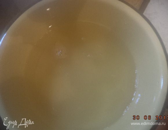 Взбить желтки с ванильным сахаром. Продолжая взбивать, тоненькой струйкой влить молоко. Прибавить муку и крахмал, тщательно перемешать.