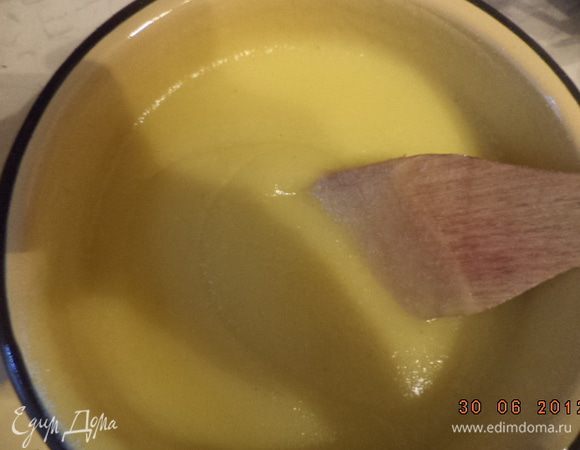 Помешивая, влить молочно-яичную смесь в сахарный сироп. Варить крем на очень маленьком огне, постоянно помешивая, до загустения.