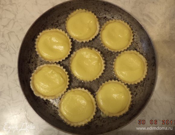 Тесто раскатать в пласт, вырезать формочкой кружочки и выстелить ими формочки для тарталеток. На тесто выложить начинку. Выпекать при температуре 200 градусов 30 минут.
Приятного аппетита!