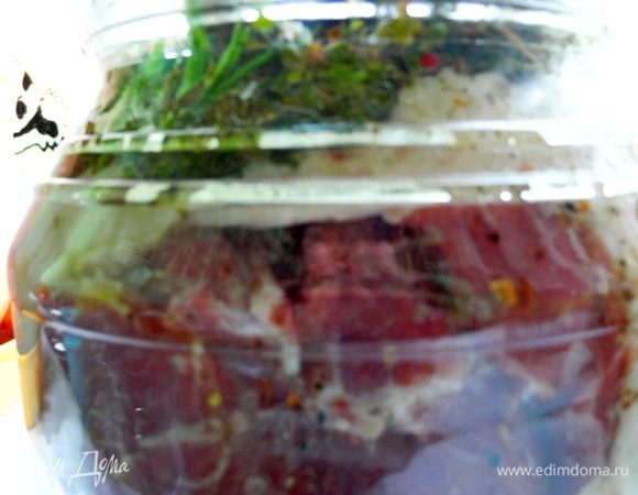 Банку плотно закрываем крышкой и ставим в ХОЛОДНУЮ духовку. Разогреваем до 200 градусов и готовим в течение часа. Затем духовку выключаем и оставляем остывать. 