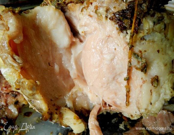 Открываем банку, счищаем сено. Получается необычайное мягкое, я бы даже сказала нежное, ароматное мясо! Великолепно как холодная закуска, но можно есть и в теплом виде. Как же это вкусно!