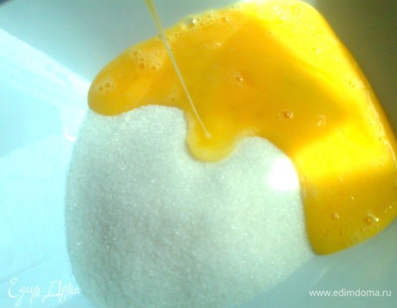 Итак, взбиваем яйца в шейкере и вливаем к сахару...Кстати,по рецепту сахара намного больше (три четверти стакана!),но и такого состава вполне хватает в придачу к сладкой сгущёнке...