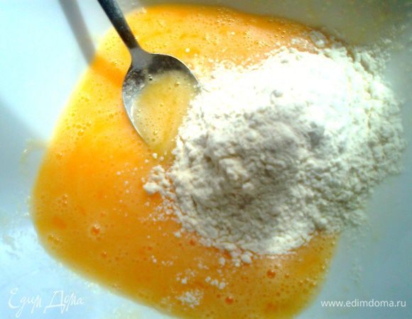 Перемешав яйца с сахаром,всыпаем муку...Тут внимание! Яйца продаются самые разные,поэтому лучше не досыпьте вначале ложку муки,чтобы получилось тесто,хорошо растекающееся по форме,иначе трудно будет склеивать толстенькие лепёшечки))) У меня третья партия "взяла" чуть меньше муки..