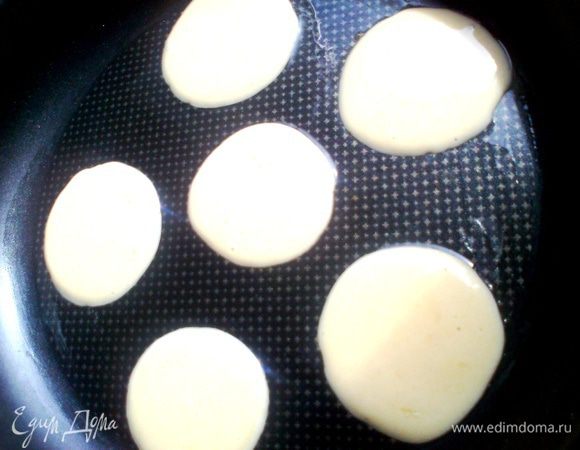 Разогреваем духовку до 180*...Смазываем форму антипригарную (тефлоновую) растительным маслом или можно постелить пергамент для страховки,если форма простая! Наливаем по чайной ложке теста на небольшом расстоянии друг от друга и примерно 5 см в диаметре.