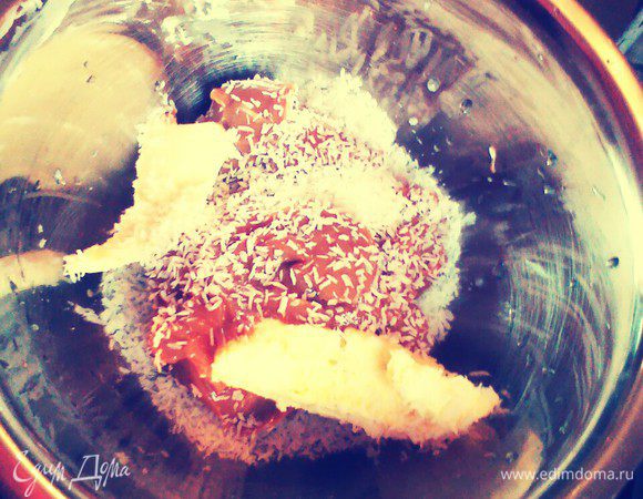 Смешать сгущенку и масло. Добавить кокос.стружку.