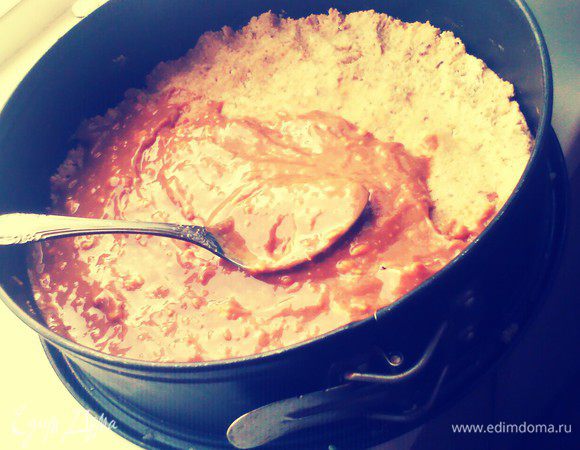 Нанести полученную смесь на корж.