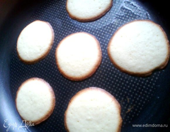 Далеко с кухни НЕ отходить! Печенье готово через 5 минут! Да-да,не надо ждать его румяности,оно и должно быть бледным по центру и коричневым по краям! Иначе будет ломаться при складывании "цветка"...