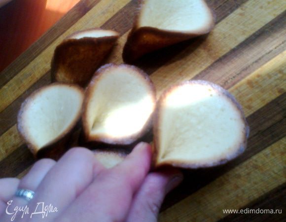 Каждую лепёшечку вынимаем лопаткой по-очереди и прижимаем с одной стороны пальцами...Если Ваши руки не терпят горячего,можно взять на помощь кухонное полотенце! Но ни в коем случае нельзя ждать остывания печенья,иначе оно навеки останется в кругляшках)))