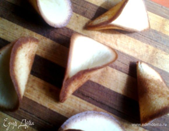 Держать место скрепления совсем недолго,пару секунд,так как тесто тонкое и покладистое))) Не забываем наливать новую партию теста в смазанную форму! Всё происходит очень быстро...,только успевай вертеться)))