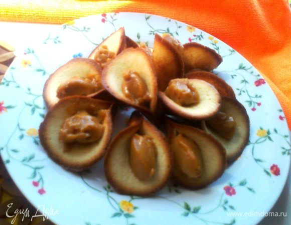 Но лучше вооружиться двумя чайными ложечками и заполнить "цветок" сгущёночкой)))