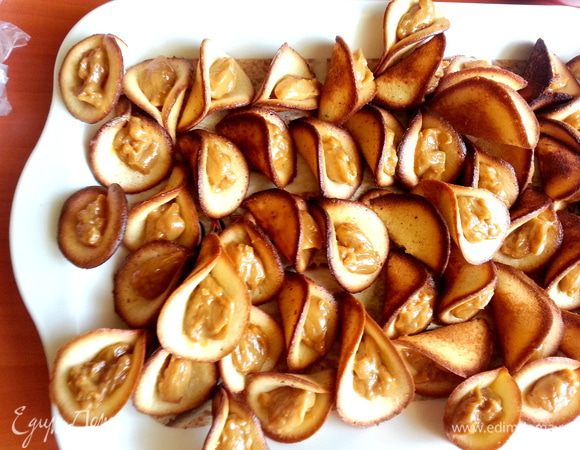 Так как компания молодцев и девчат у меня была человек 20,то я вынесла печенье к чаю прямо на подносике,чтобы побольше вместилось)))