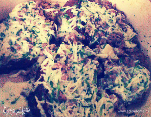 Поджарить хлеб с двух сторон . Добавить фарш. Сверху залить все яично-майонезной смесью. Жарить до готовности.