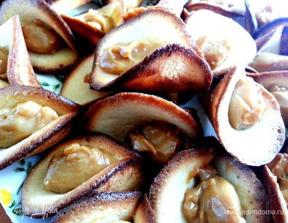 Печенье вкусное,хрустящее с любимой на все времена сгущёночкой! А главное-моментального приготовления))) Попробуйте и Вы!!!!