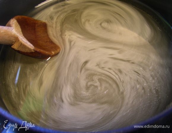 В кастрюлю всыпаем сахар, вливаем воду и растительное масло. Ставим на огонь и немного прогреваем. Добавляем мед и размешиваем, чтобы он и сахар растворились. Снимаем с огня и немного остужаем.
