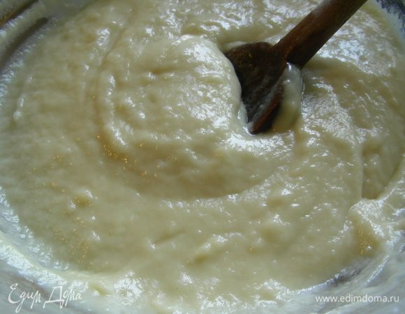 Просеиваем в кастрюлю муку и корицу. Перемешиваем. 

