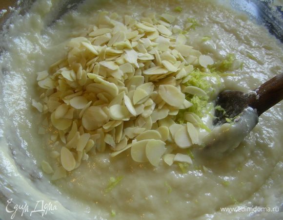 Добавляем разрыхлитель, орехи, лимонную цедру. Вымешиваем тесто, при необходимости подсыпая муку. Тесто должно быть консистенции густо сметаны.