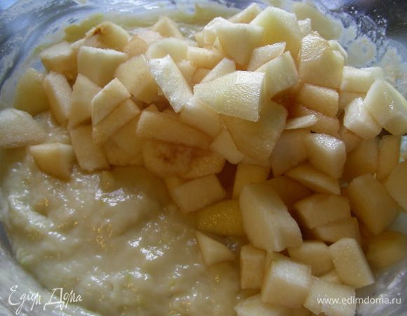 Груши чистим, режем кубиками и добавляем в тесто. Перемешиваем.
