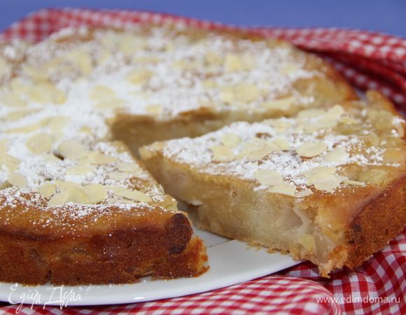 При подаче посыпаем сахарной пудрой и миндальными лепестками. Нам он понравился как чуть теплым, так и после ночи в холодильнике. Приятного аппетита) 