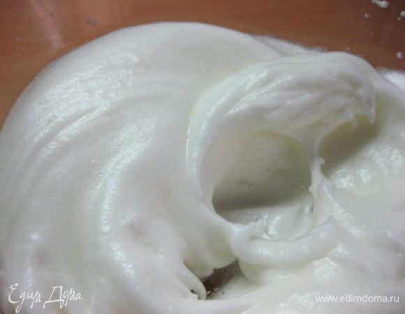 Белки взбить миксером до пиков.