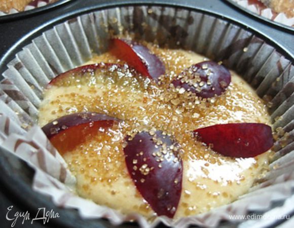 Сверху слегка присыпать сахаром.