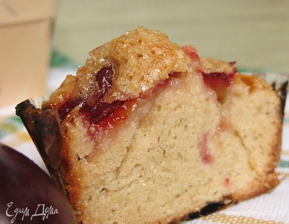 Выпекать в разогретой духовке 20-25 минут до готовности теста.
Готовым кексам дать остыть и можно наслаждаться smile.gif
Приятного аппетита!
На разрезе хорошо видна мягкая структура кекса внутри и безешная корочка.