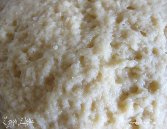 Смешать просеянную муку, соль, сахар, ванилин и разрыхлитель.
В отдельной миске слегка взбить венчиком желтки и смешать с молоком.
В мучную смесь вылить молочную и вымесить тесто. Оно получится пористым и липким.