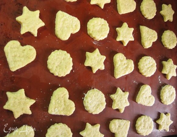 Раскатать тесто, слегка присыпав его мукой, толщиной 7-10 мм. Вырезать с помощью формочек печенье и выложить на противень, застеленный пергаментом (силиконовым ковриком), смазанный маслом.