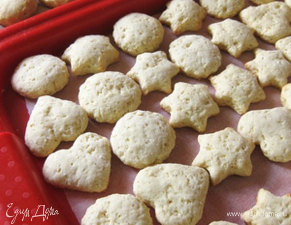 Выпекать в разогретой до 180оС духовке 12-15 минут.
Печенье после выпечки становится белым и слегка подрумянивается только снизу.