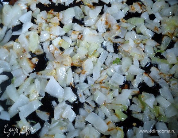 Для начинки:  Лук нарезать кубиком и пассировать на растительном масле. 