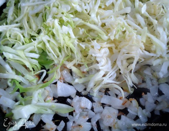 Капусту нашинковать, не мять, т.к. она и так очень хрупкая и сама даст сок, сложить в сковороду к луку. Тушить до готовности, в конце посолить и поперчить. Остудить.