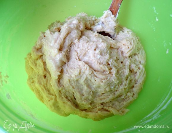 Муку просеять и замесить тесто. Оно будет липким. 