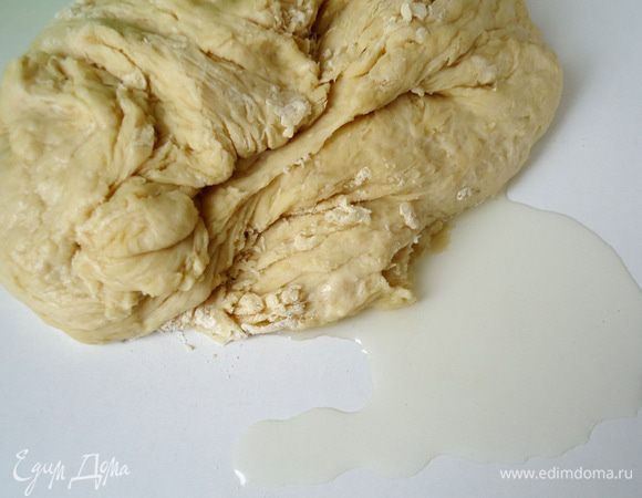 Выложить тесто из замесочного блюда на стол, подлить немного масла. 