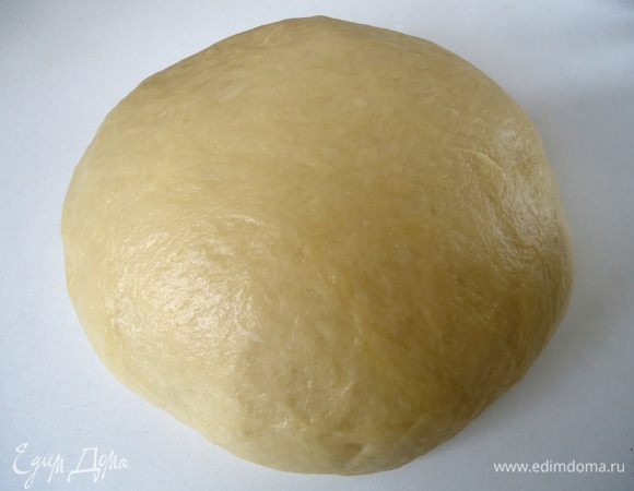 Месить тесто в течение  ~ 10-15 минут, пока не станет гладким. 