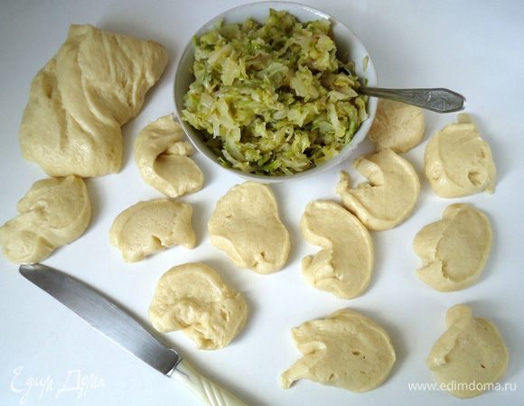 Разделить готовое тесто на кусочки,