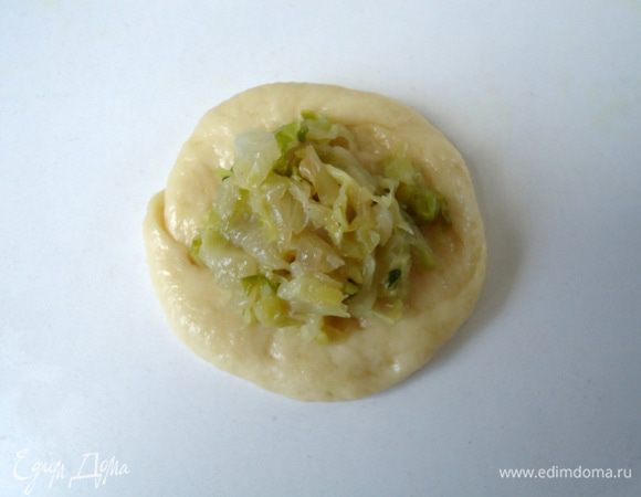  из кусочков сформовать лепешки.На каждую лепешку кладем начинку,
 
