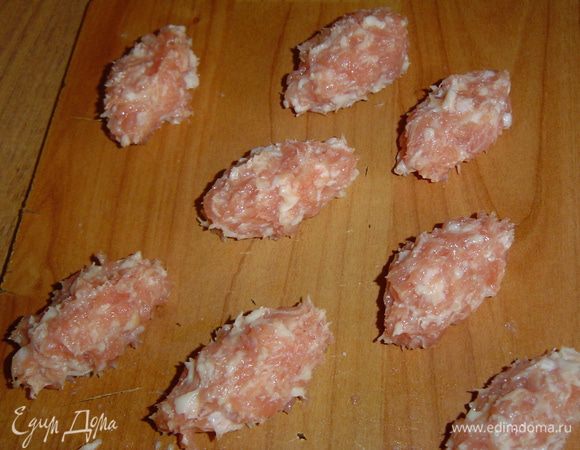 Из фарша формируем маленькие котлетки