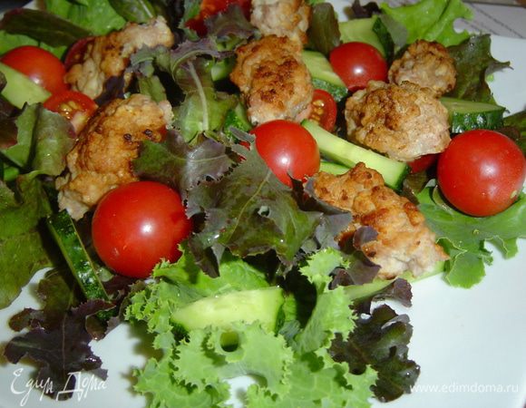 сверху кладем помидоры-черри, огурцы, порезанные полукольцами,затем выкладываем горячие котлетки.