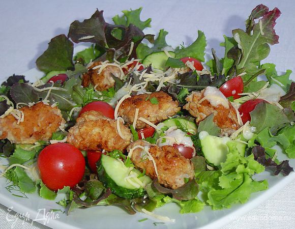  Салат посыпаем измельченной зеленью и натертым сыром.
Салат готов, приятного аппетита!