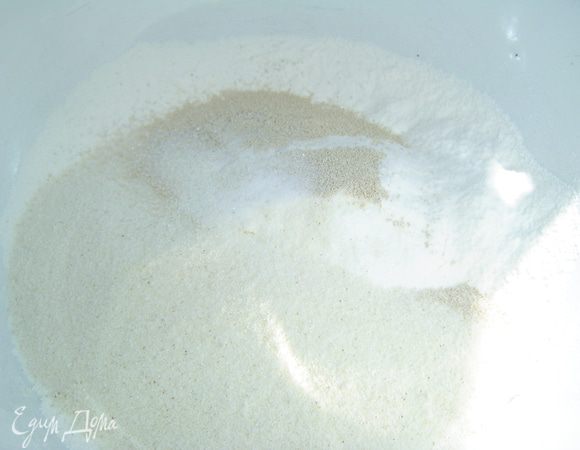 Просеиваем муку, добавляем соль,сахар, дрожжи, манную крупу и перемешиваем.