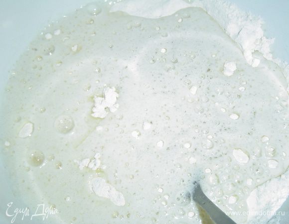 К сухим компонентам добавляем растительное масло, газированную воду и хорошенько перемешиваем.