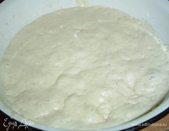 Тесто получается жидковатое и липнет к ложке. Это тесто накрываем полотенцем и оставляем подходить на час.Тесто увеличится почти в два раза. Руки смазываем растительным маслом и вынимаем тесто из миски, переносим его на противень, застеленный пергаментом.