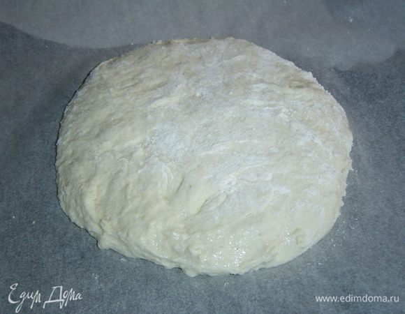 Тесту придаем форму лепешки, затем опять накрываем полотенцем и даем постоять минут 30.