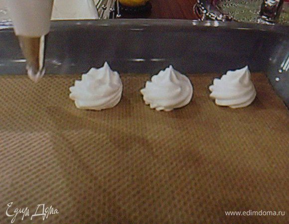 Духовку разогреть до 100 . Белковую массу поместить в кулинарный мешок и отсадить розочками на коврик для выпечки или пекарскую бумагу.
