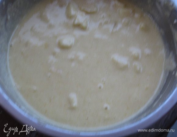 Яблоко почистить ,нарезать небольшими кубиками ,добавить в тесто и тщательно перемешать.