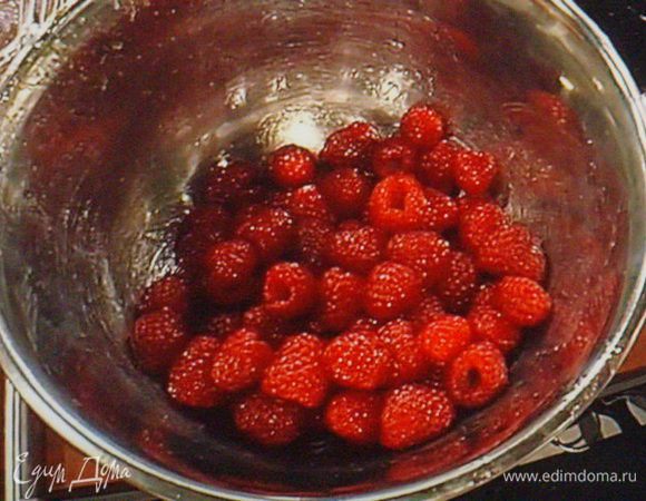 для сорбе : замочить желатин в холодной воде.
 250 мл воды довести до кипения с 250 г сахара до полного его растворения. Развести выжатый желатин и охладить. Из лимона выжать сок. 250 г спелой малины взбить погружным блендером с сиропом и соком лимона.

 