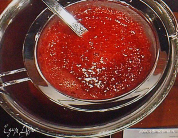 Протереть через сито. В массу ввести йогурт и поместить в морозилку, не забывая время от времени интенсивно перемешивать.